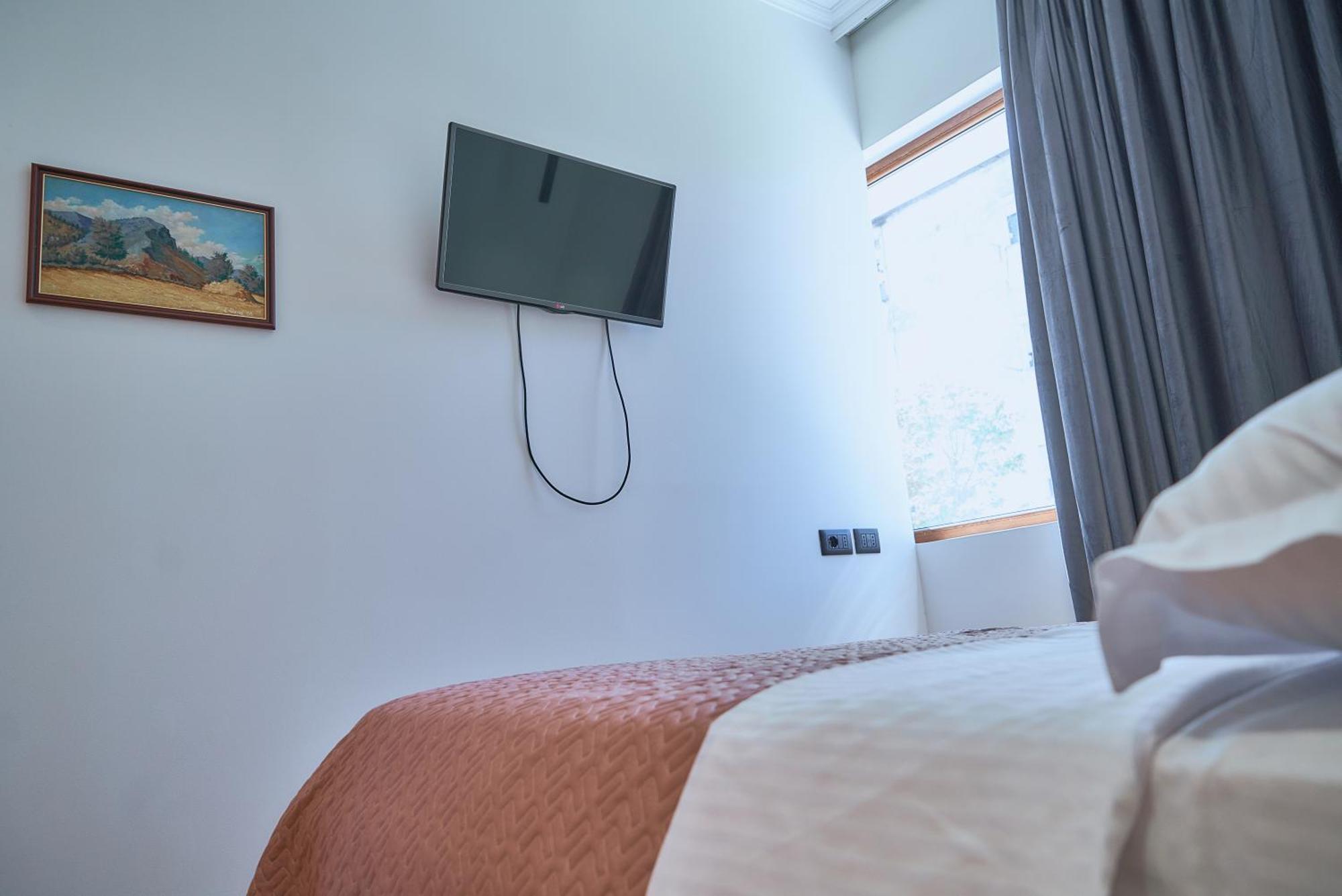 Kalpazo Inn Тирана Екстер'єр фото
